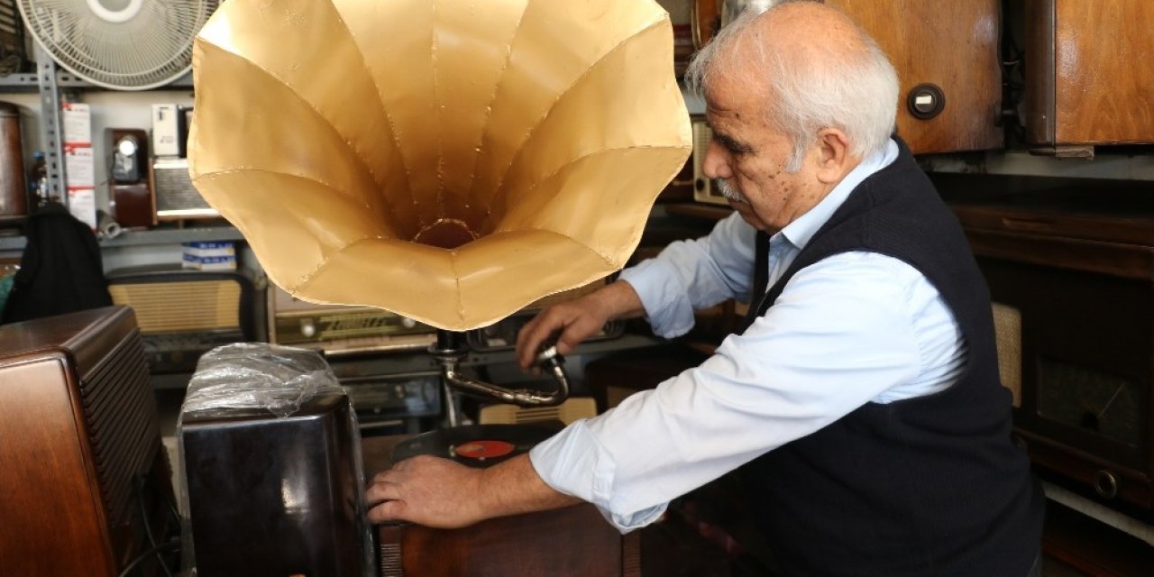 Radyoların Arasında Geçen Bir Ömür