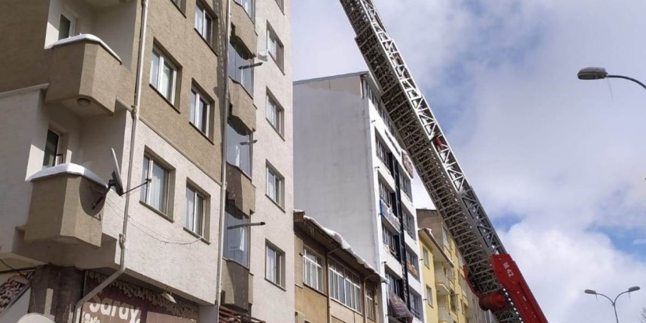 Çatılardan Sarkan Kar Ve Buz Kütlelerini Temizledi
