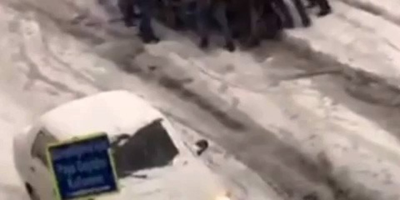 Esenyurt’ta Mahalleli Yokuş Aşağı Kayan Aracı Durdurmak İçin Seferber Oldu