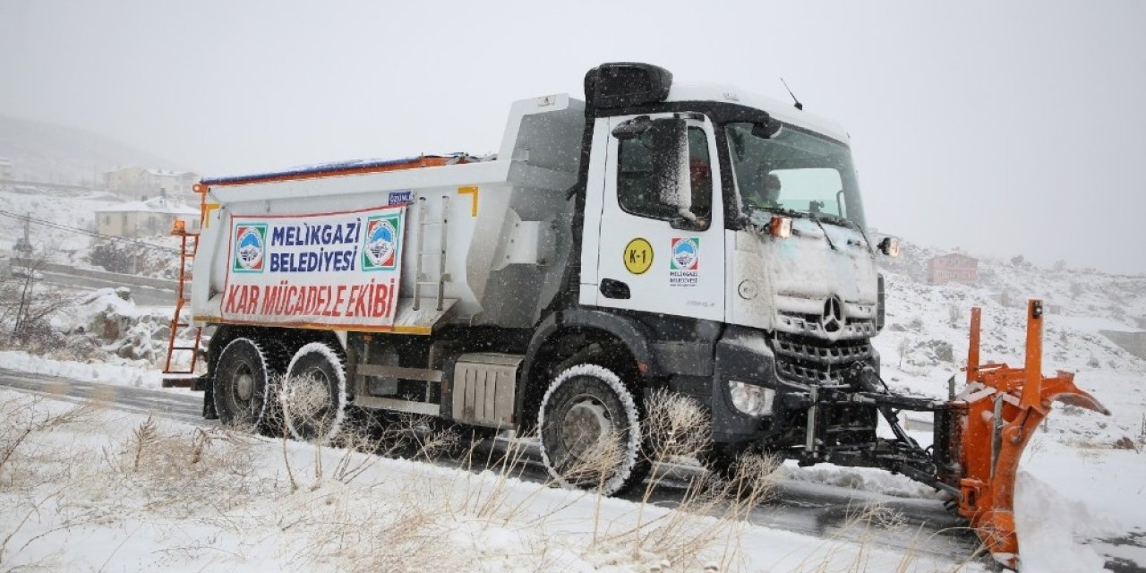 Melikgazi’de Karla Mücadele Ekipleri Aralıksız Çalışıyor