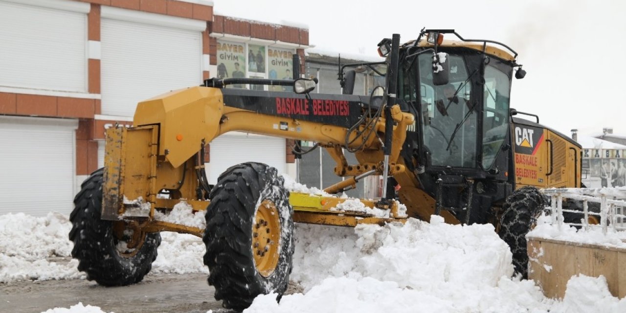 Başkale Kara Gömüldü