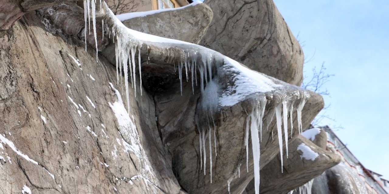 Yozgat’ta Yapay Şelale Buz Tuttu