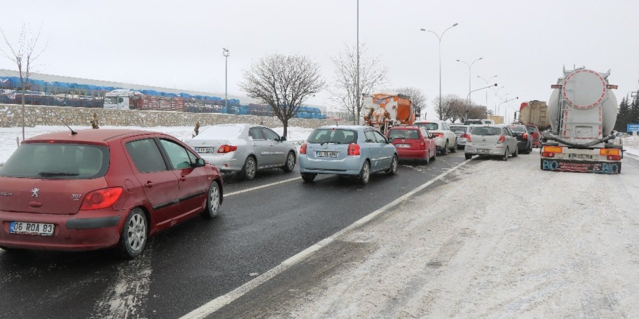 Tipi Nedeniyle Kırşehir -kayseri Yolunda Sürücüler Bekletiliyor
