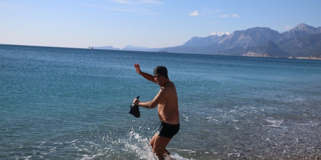 Dün Kar Yağan Antalya’da Bugün Deniz Keyfi