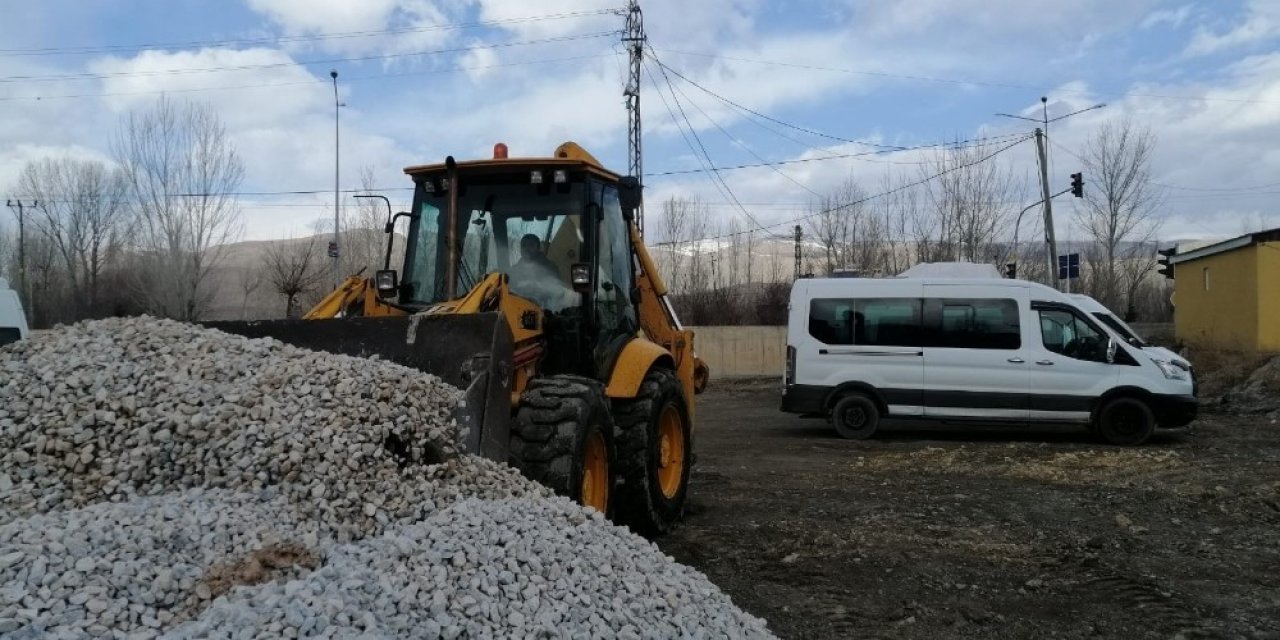 Gürpınar Belediyesi İlçeye Yeni Bir Minibüs Durağı Kazandırıyor