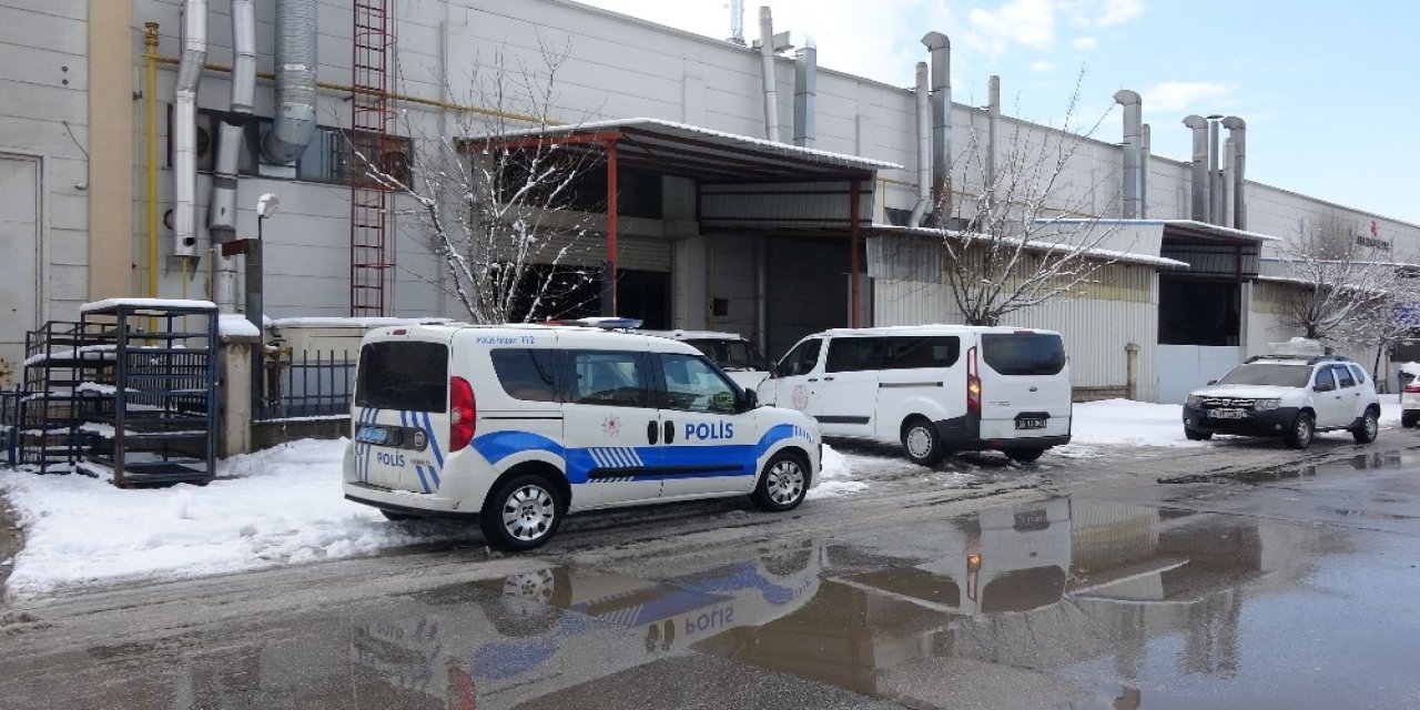 Bursa’da Fabrikada Devrilen Makinenin Altında Kalan İşçi Hayatını Kaybetti