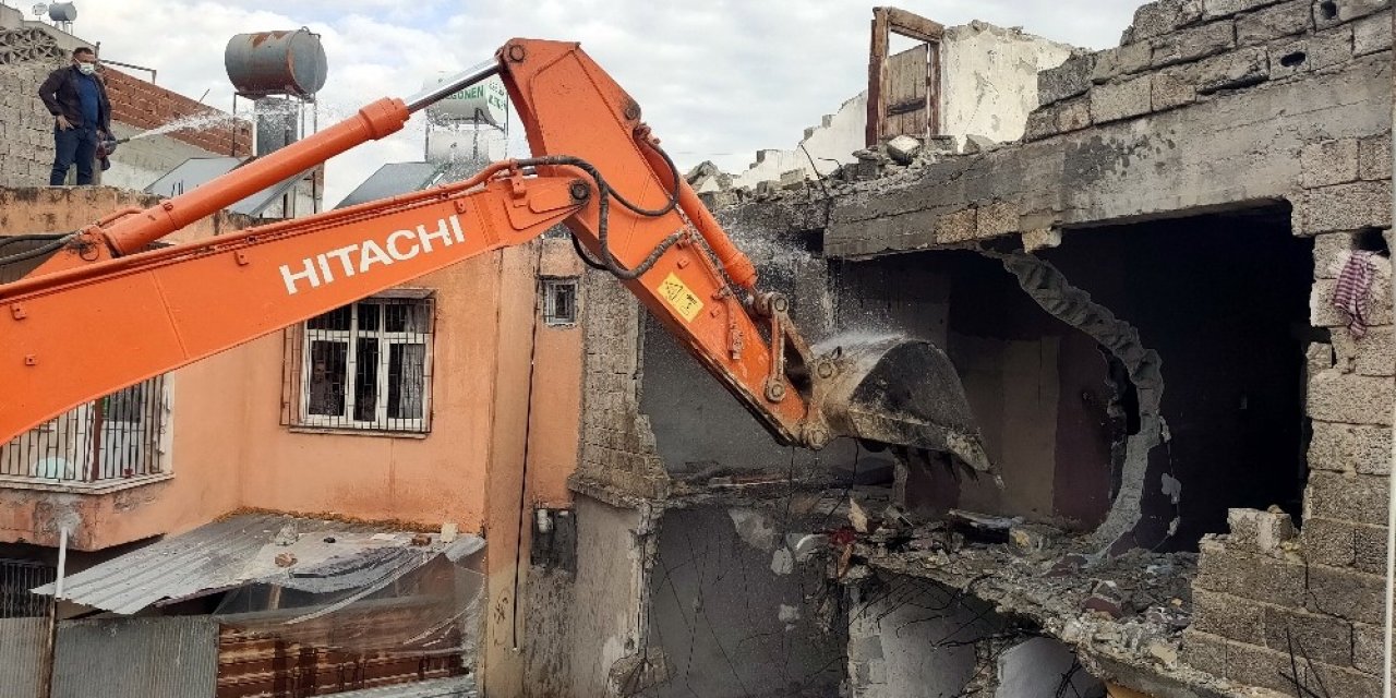 Mersin’de Can Güvenliğini Tehdit Eden Metruk Binalar Yıkılıyor