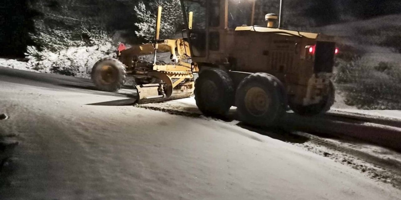 Aydın’da Ekipler Karla Kapanan Yolları Açtı