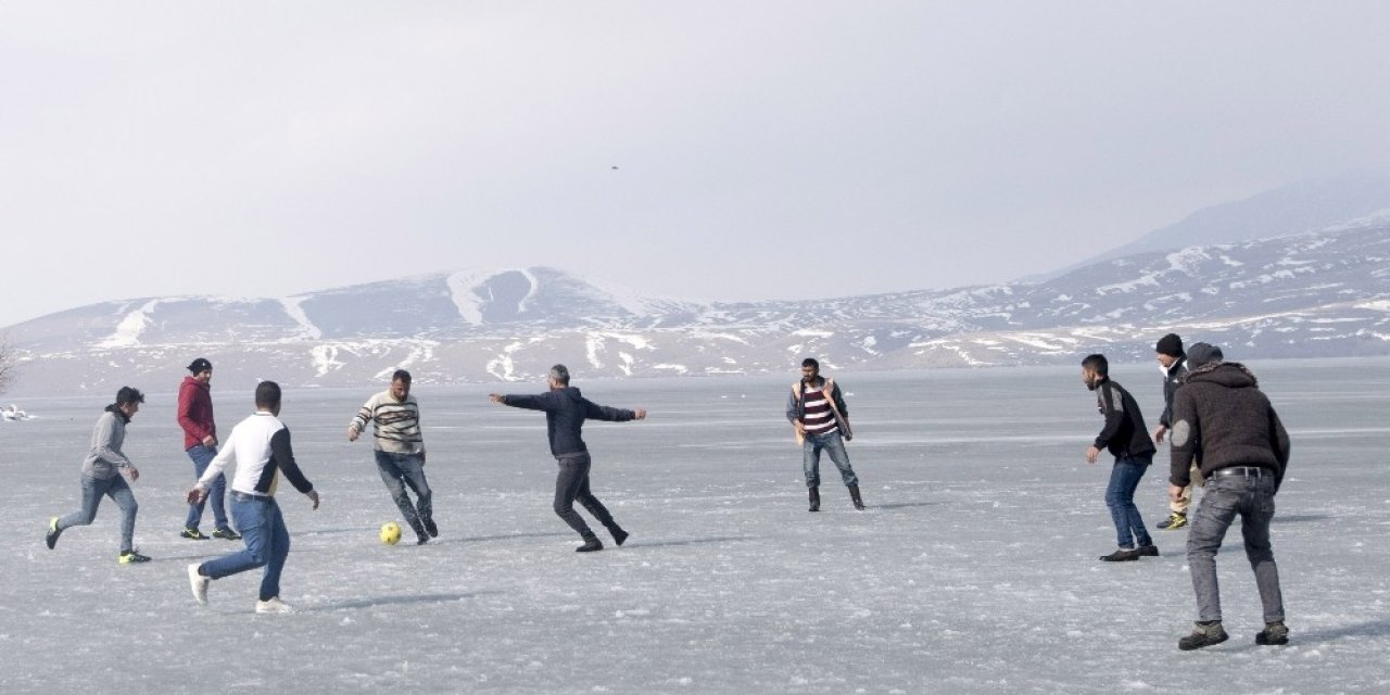 Donan Göl Üzerinde Futbol Keyfi