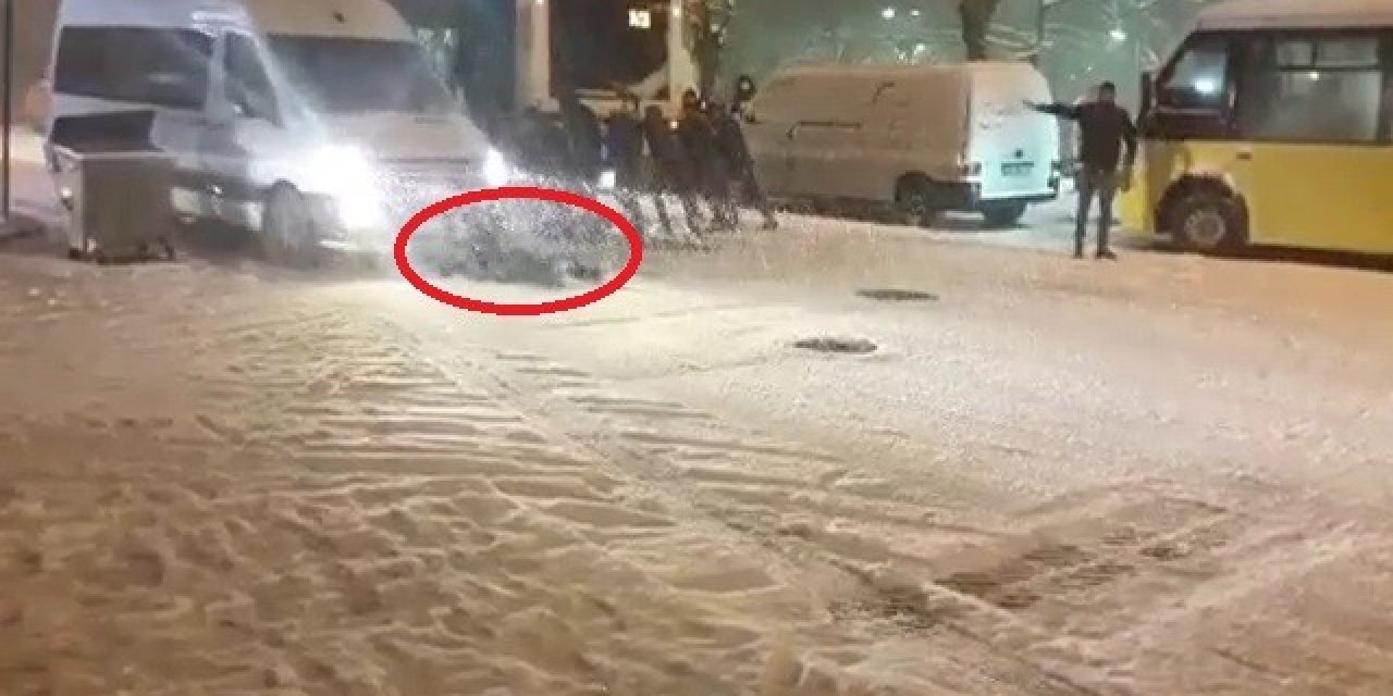 Buzlu Yolda Kayan Minibüsün Altında Kalmaktan Son Anda Kurtuldu...o Anlar Kamerada