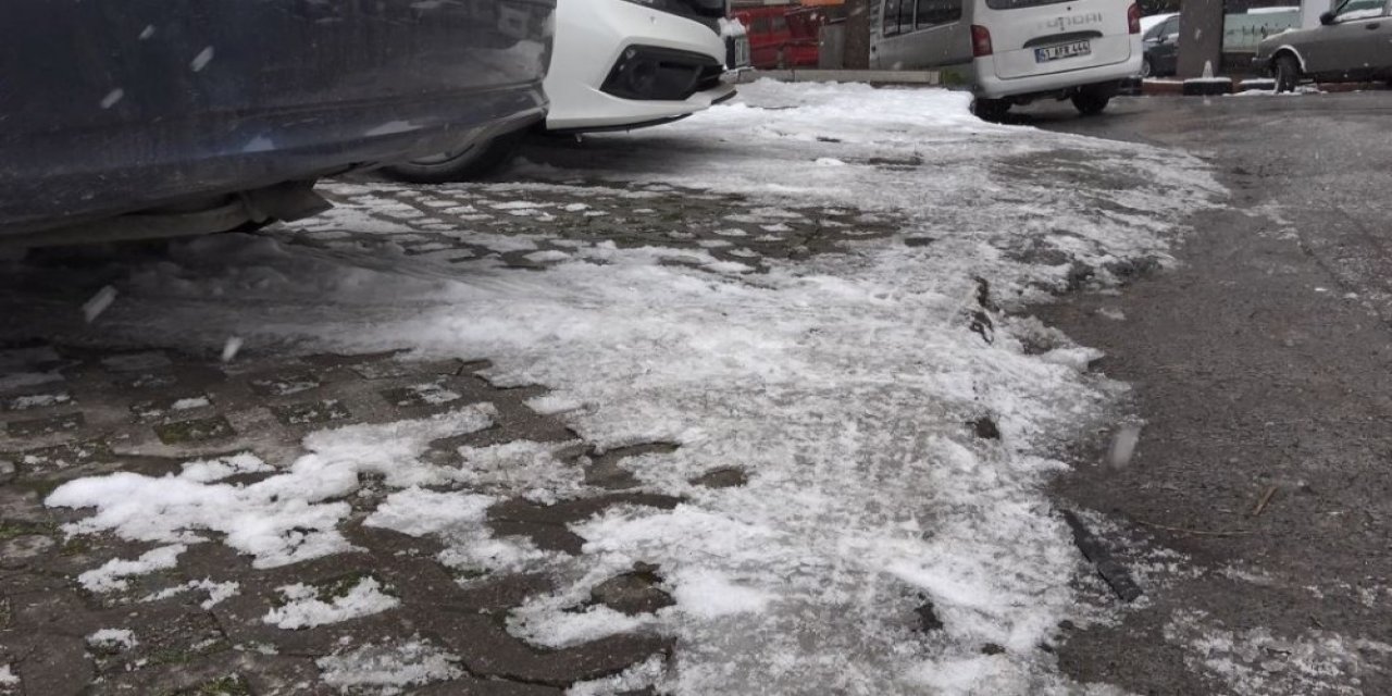 Ereğli’de Buzlanma Nedeniyle Araçlar Trafiğe Çıkamadı