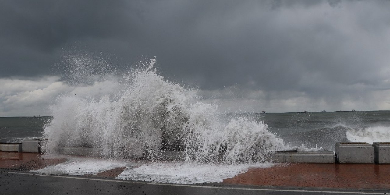 Samsun’da Kar Yağışı Etkisini Devam Ettirdi, Karadeniz Hırçınlaştı