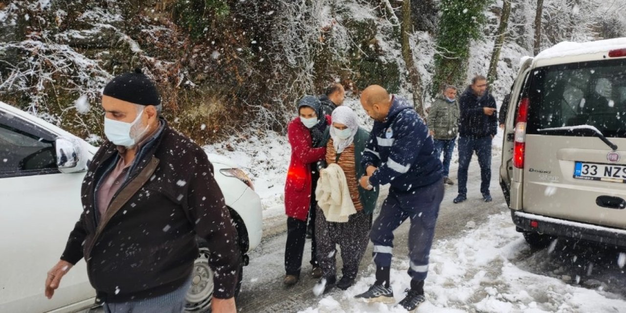 Karda Mahsur Kalan Yaşlı Çift, Belediye Ekiplerince Kurtarıldı