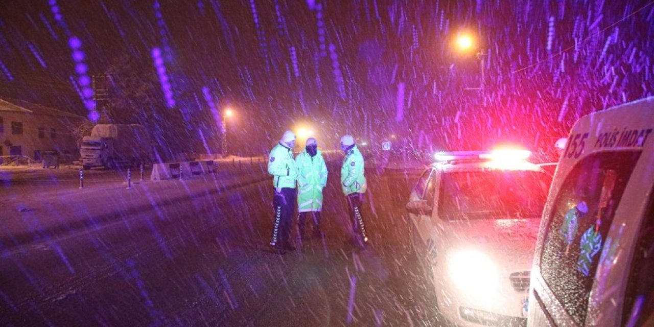 Karlı Yolda Sürücülere İkram