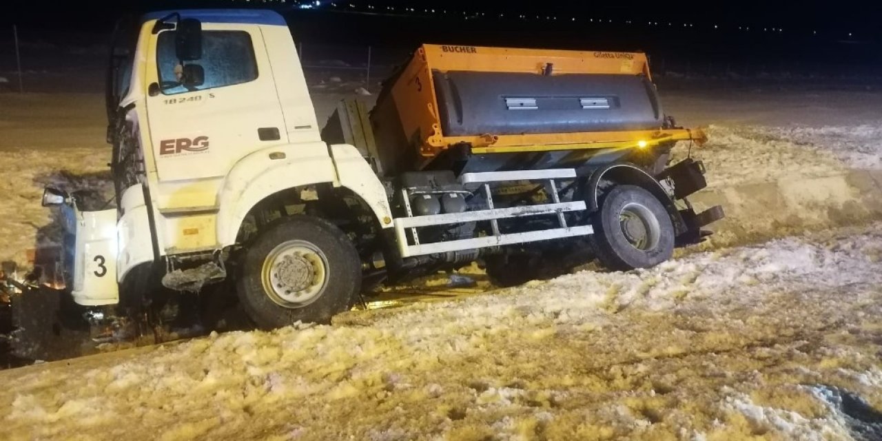 Başkent’te Kar Küreme Aracı Su Kanalına Devrildi: 1 Ölü