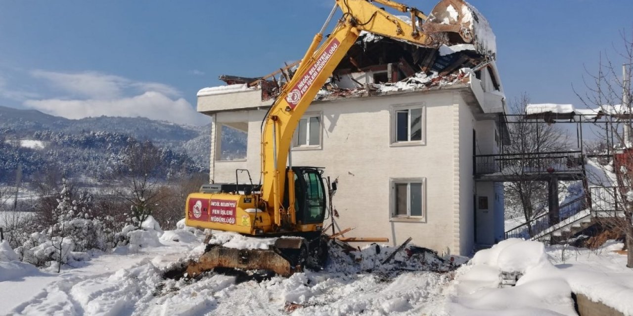 İ̇negöl’de Karda Kaçak İnşaatlara Balyoz