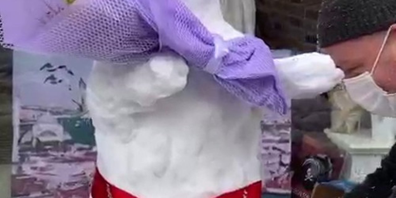 Kardan Gelin Yaptılar, Takılan Paralarla Sokak Hayvanlarına Mama Aldılar