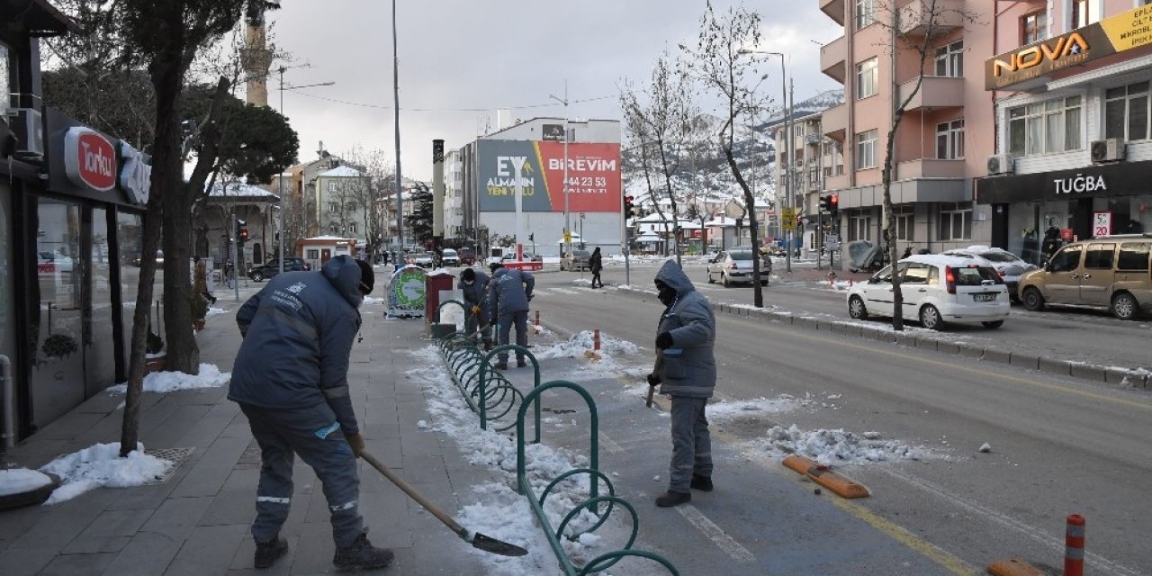 Isparta’da Yollarda Don Olayına Karşın Tuzlama Ve Solüsyon Çalışmaları Yapıldı