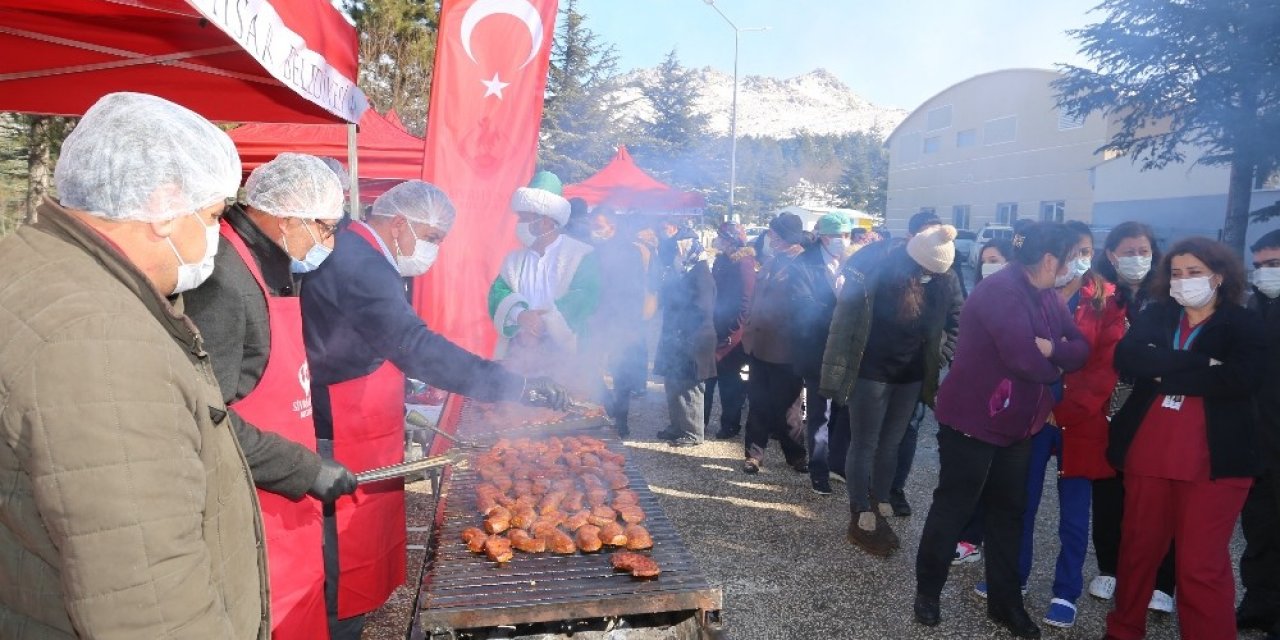 Sivrihisar Belediyesi’nden Sağlıkçılara Moral Mangalı
