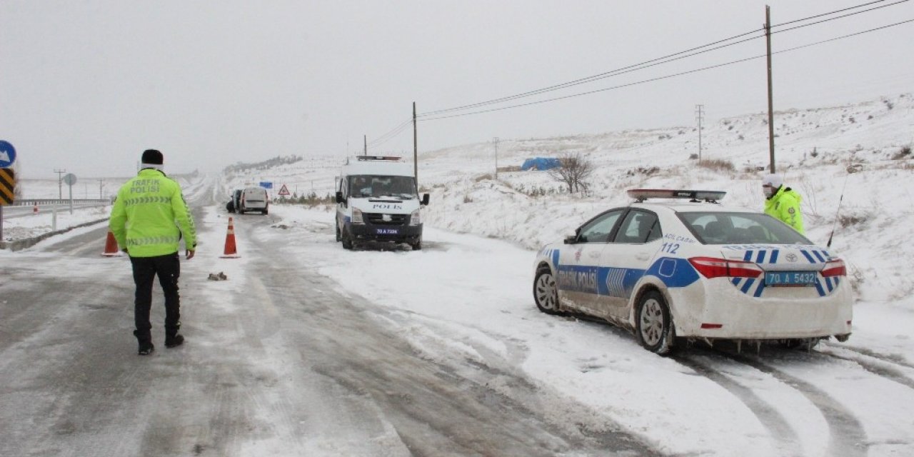Kar Yağışı Etkili Oluyor, Zincirsiz Araç Bırakılmıyor