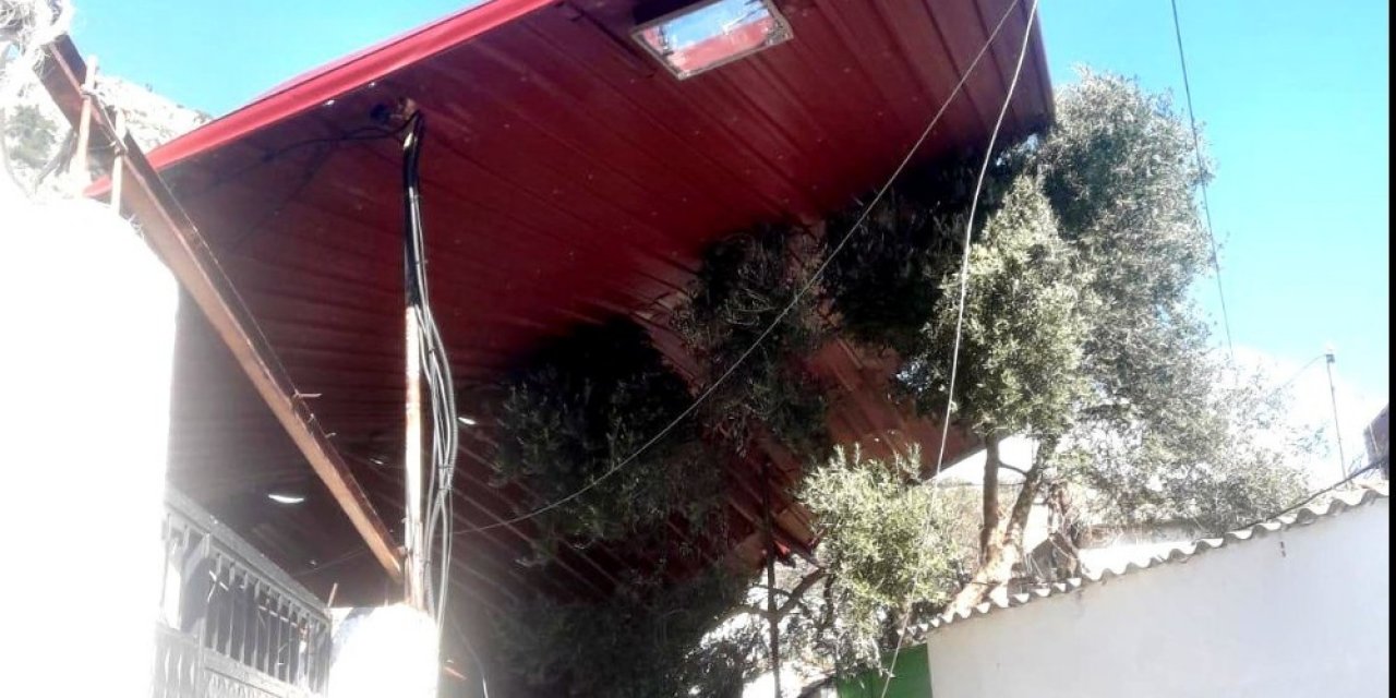 Söke’de Fırtına Evin Çatısını Uçurdu