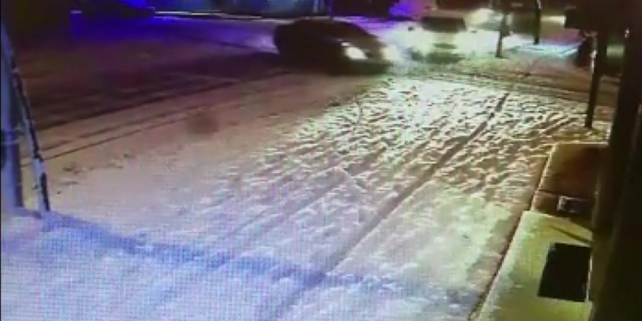 Otomobile Çarpmamak İçin Manevra Yaptı Dükkana Girdi