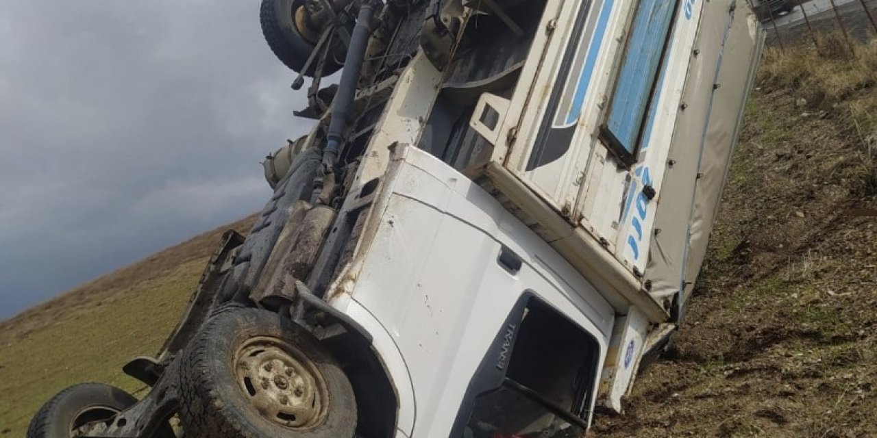 Kaygan Yolda Sürücüsünün Direksiyon Hakimiyetini Kaybettiği Kamyonet Takla Attı