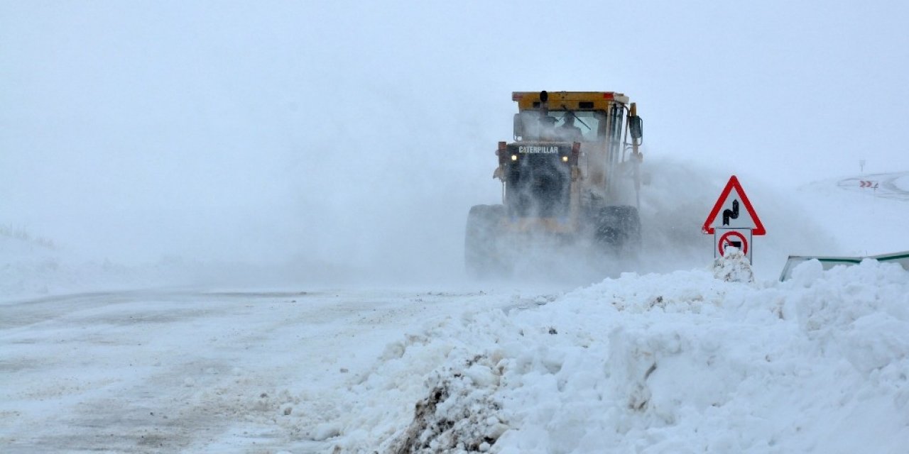 Kars Çıldır Yolunda Tipi Geçit Vermiyor
