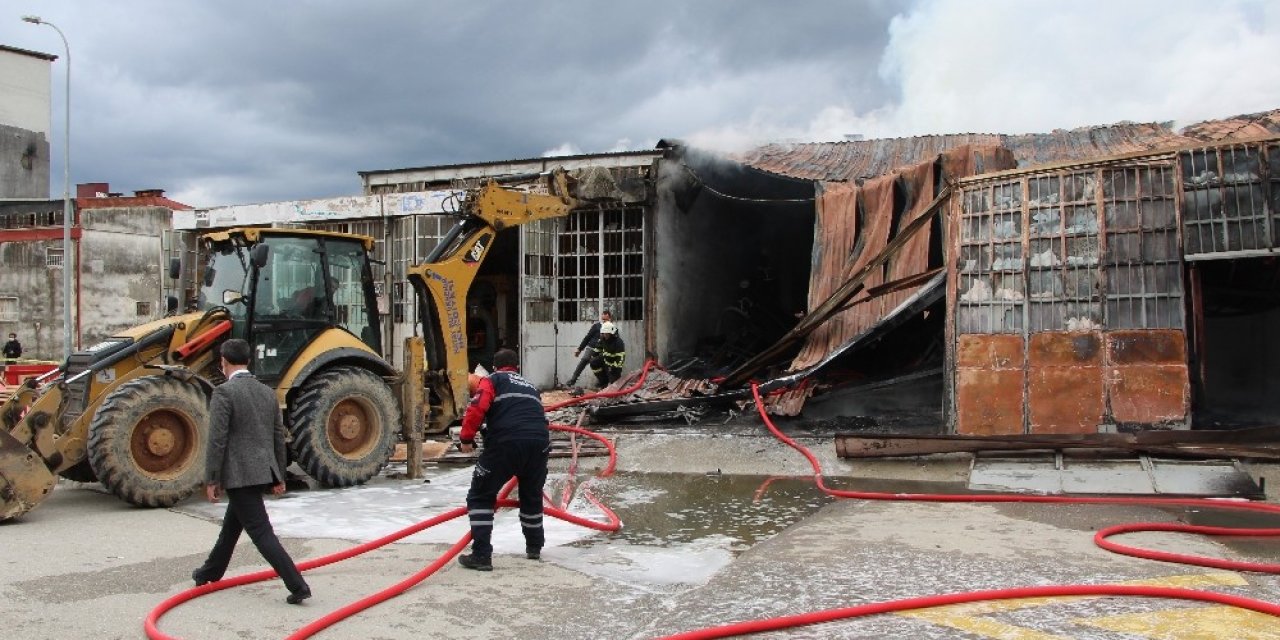 Hatay’da Yeni Sanayi Sitesi’nde Çıkan Yangın Korkuttu