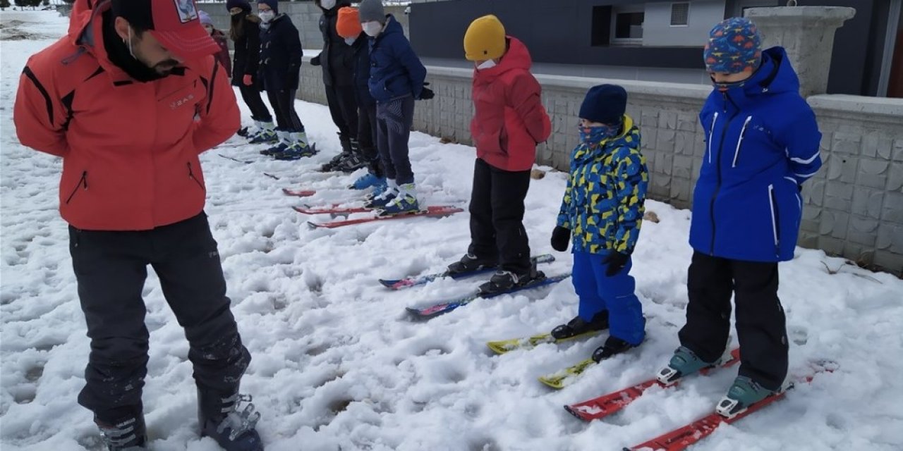 Isparta’da 450 Öğrenci Kayak Öğreniyor