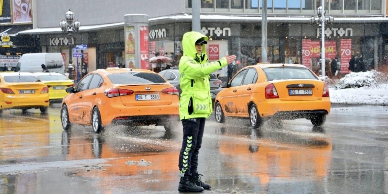 Başkent’te Yolda Kalanın Da, Aracı Bozulanın Da Yardımına Polis Koştu