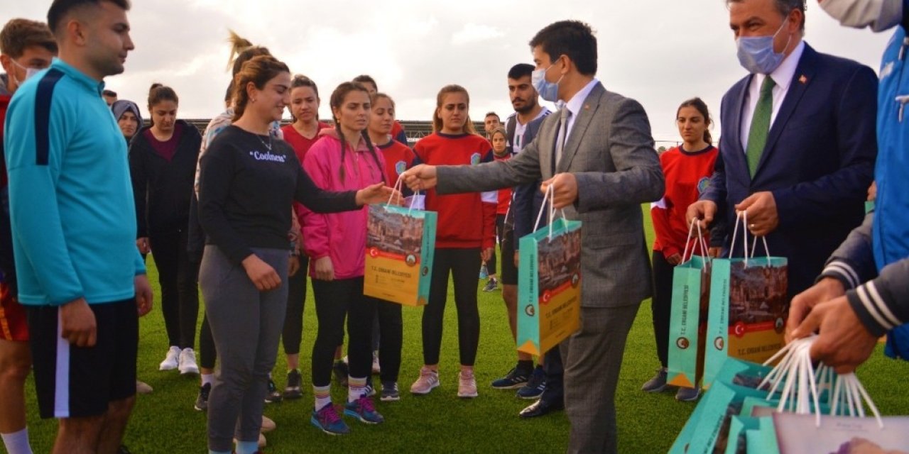 Ergani Belediye Başkan Vekili Abdüsselam Öztürk, İ̇lçe Gençlik Hizmetleri Ve Spor Müdürlüğünde İncelemelerde Bulundu