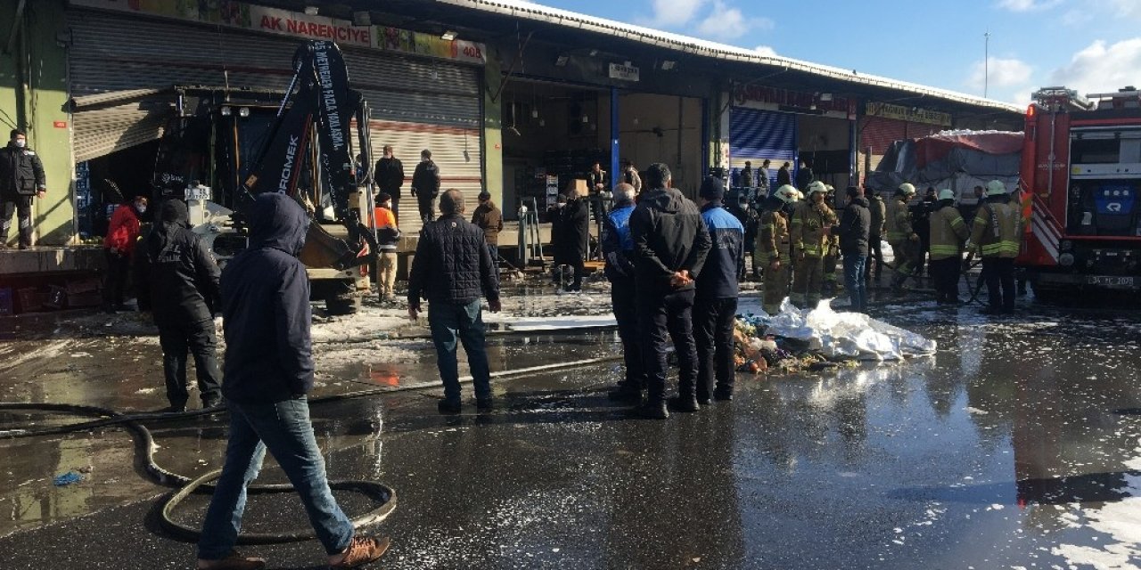 Sebze Ve Meyve Hali’nde Çıkan Yangında Mahsur Kalan 2 İşçi Kurtarıldı