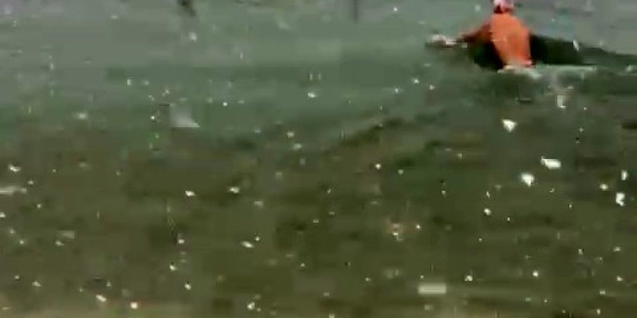 Yeşilköy Plajında Lapa Lapa Yağan Karın Altında Denize Girdiler