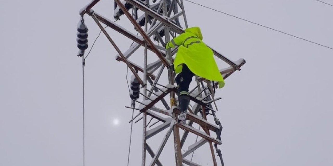 Kar Ve Tipide Elektrik Arızalarını Gideriyorlar