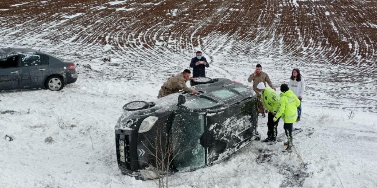 Kar Sürgünü Kazalara Neden Oldu, Jandarma Kaza Yapan Araçtaki Vatandaşları Böyle Kurtardı