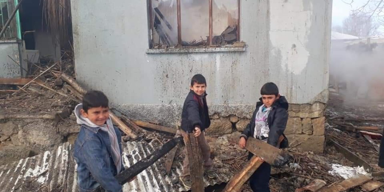 Yaşlı Kadının 3 Torunuyla Birlikte Yaşadığı Ev Yangında Küle Döndü