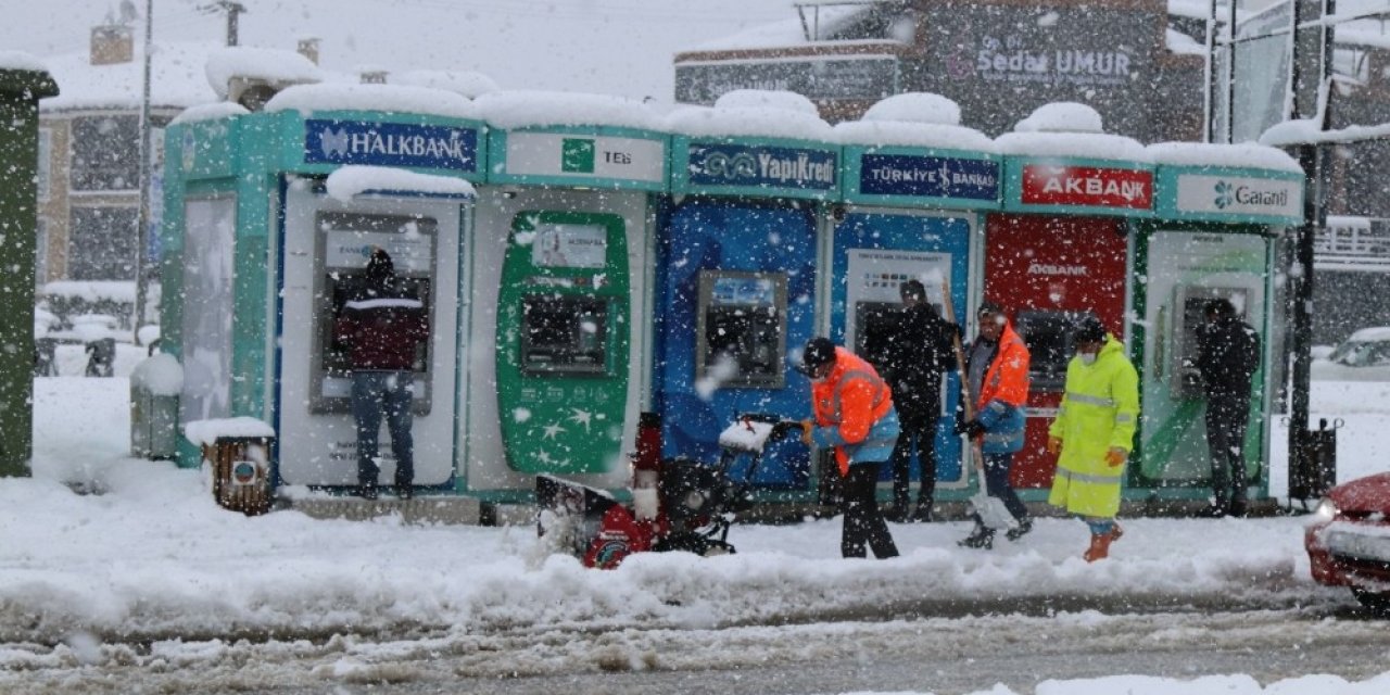 Serdivan Belediyesi Bin 835 Sokakta Karla Mücadelesini Sürdürüyor