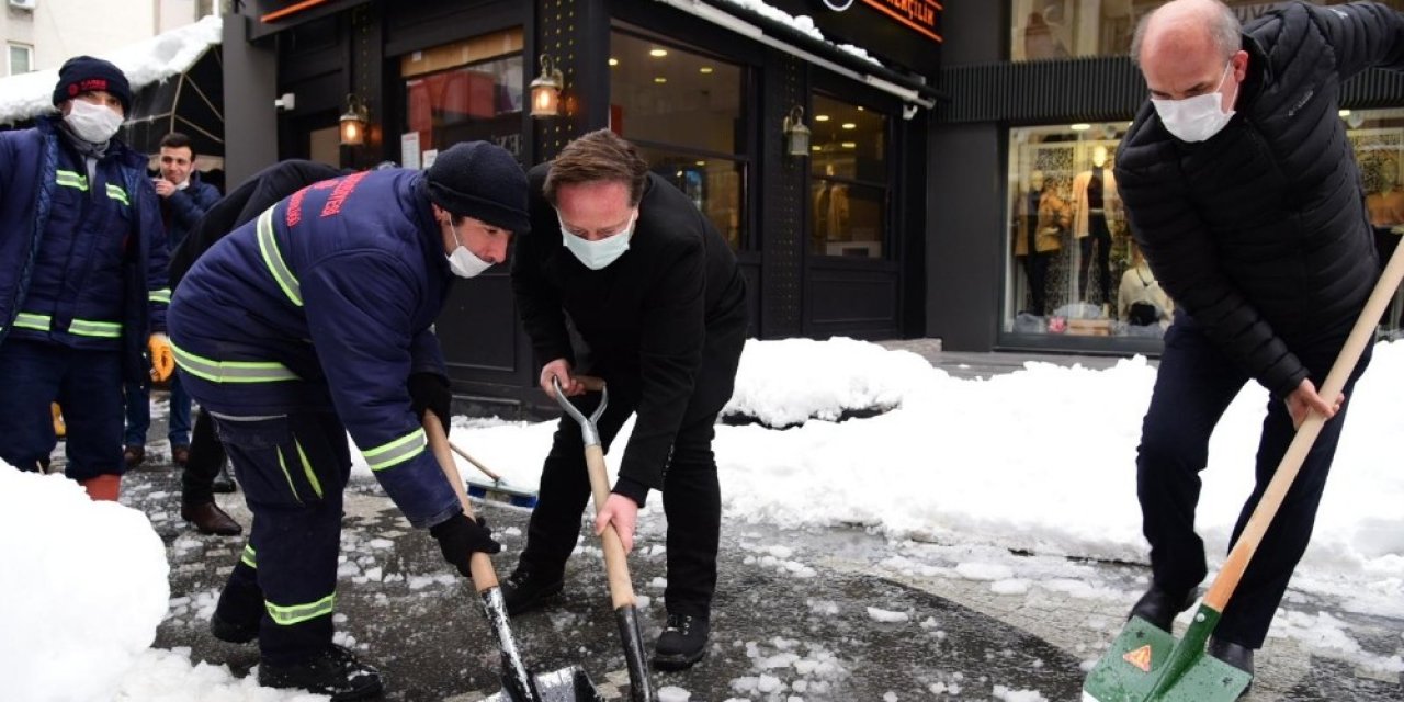 Karesi’de Başkanlar İşçilerle Birlikte Kar Küredi