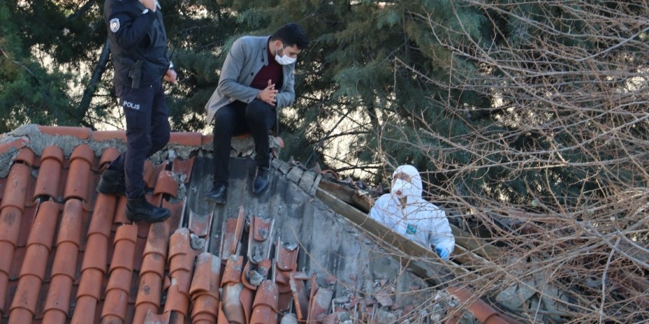 Tavan Arasındaki Cesede Polis Kazma Ve Balyozla Ulaştı