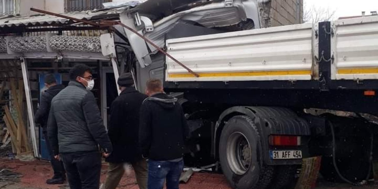 Malatya’da Yoldan Çıkan Tır İş Yerine Girdi: 4 Yaralı