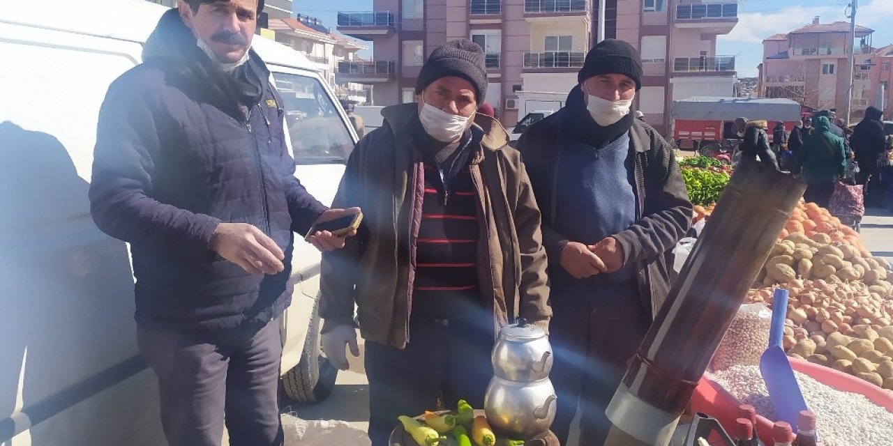 Pazar Esnafı Tezgahlarının Yanına Soba Kurup Isındı