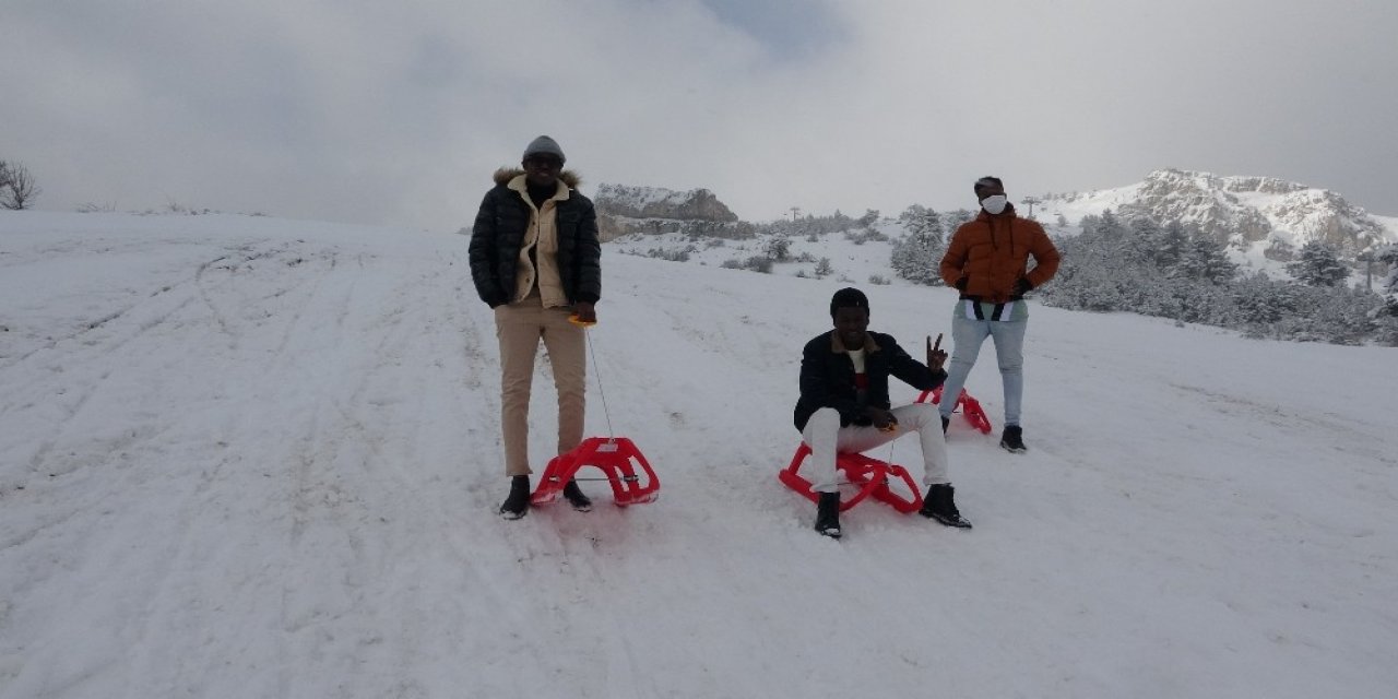 İ̇lk Defa Kayak Merkezine Giden Afrikalı Öğrenciler Karın Keyfini Doyasıya Yaşadı