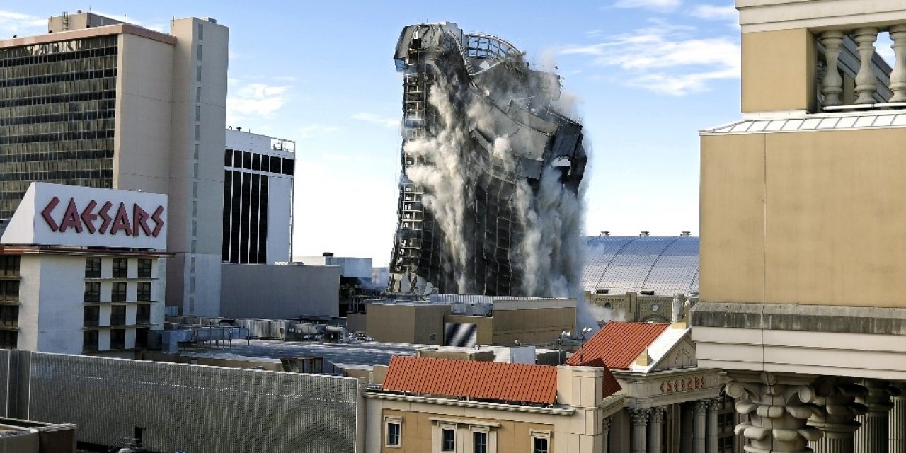 Abd’de Trump Plaza, Kontrollü Şekilde Yıkıldı