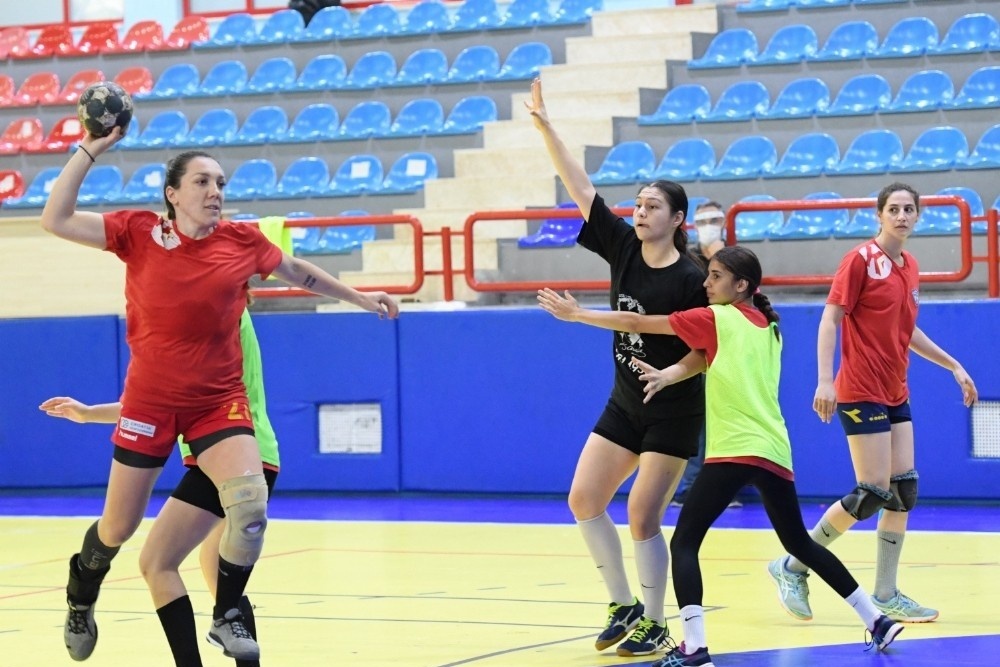 Konyaaltı Belediyesi Kadın Hentbol Takımı, deplasmanda oynayacağı Görele Belediyesi maçından puanla dönmeyi hedefliyor