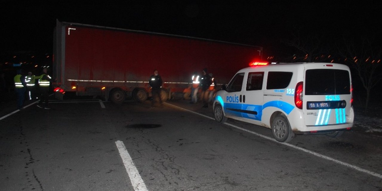 Lastiği Patlayan Tır Kaza Yaptı, Çorlu-edirne Karayolu Ulaşıma Kapandı
