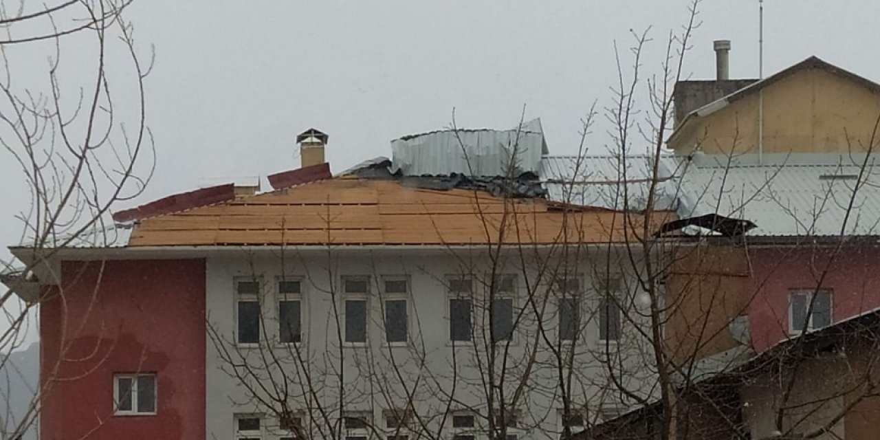 Hakkari’de Kuvvetli Rüzgar Çatıları Uçurdu