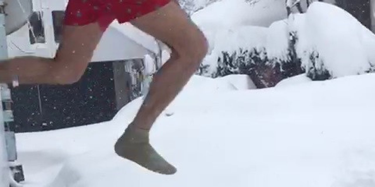 Pandemiden Bunalan Kardeşler Soyunup Kara Atladı