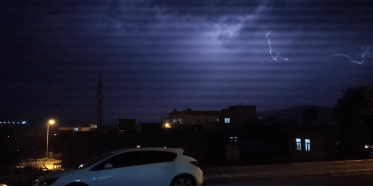 Gercüş’te Şimşekler Geceyi Gündüze Çevirdi