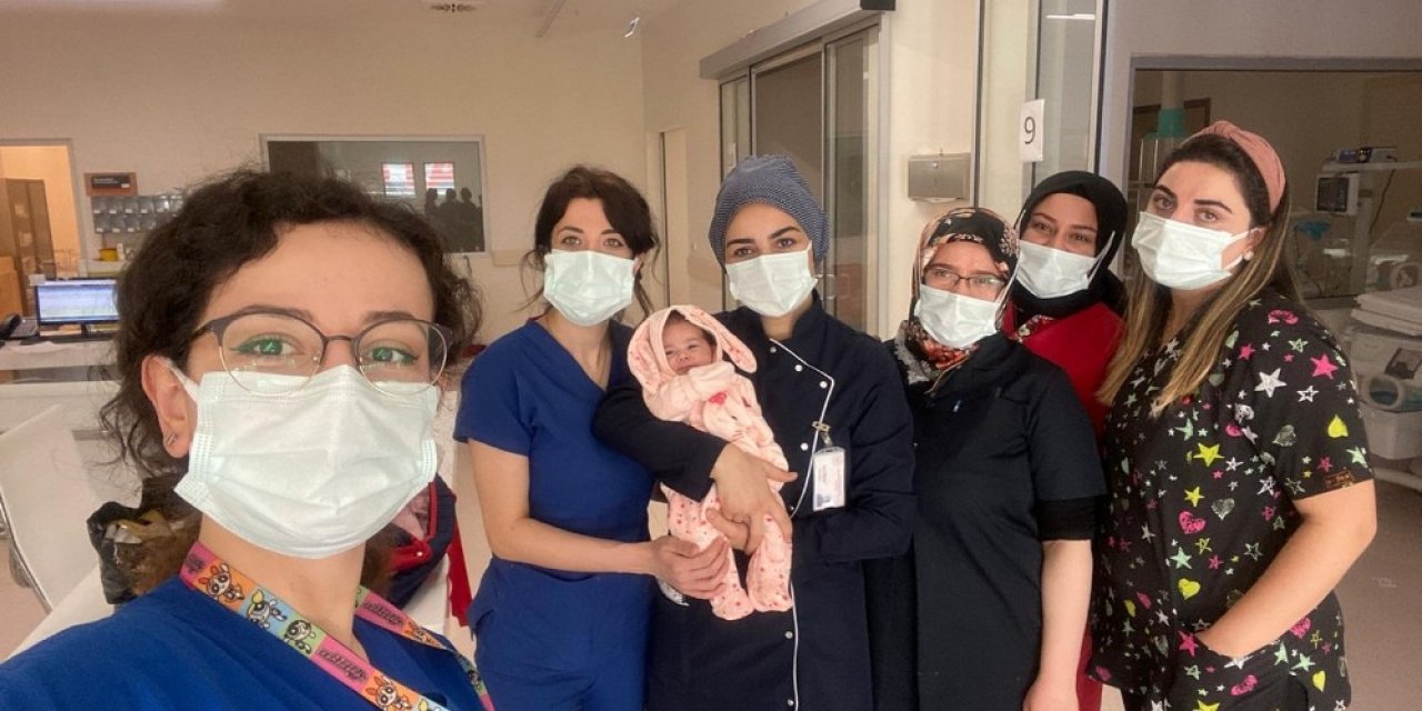 Annesinin Terk Ettiği Bebeğe Hastane Personeli Sahip Çıktı